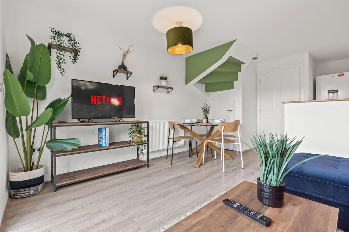Luxury 5bdr Townhouse Sleeps 11 Bham Cc Parking Holiday home Birmingham